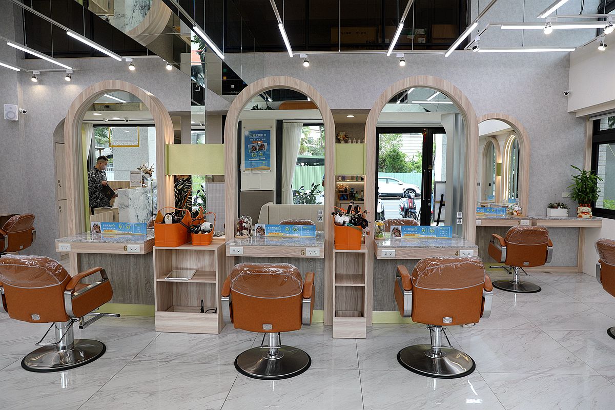 20251109-7zp5a 20251109-7zp5a