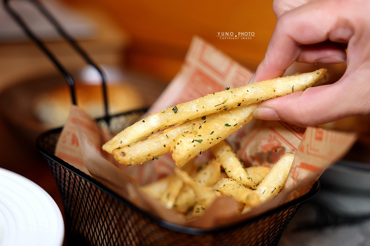 山終小鄰義大利麵專賣｜藏在逢甲巷弄的木質森林系餐廳 深夜職人義大利麵
