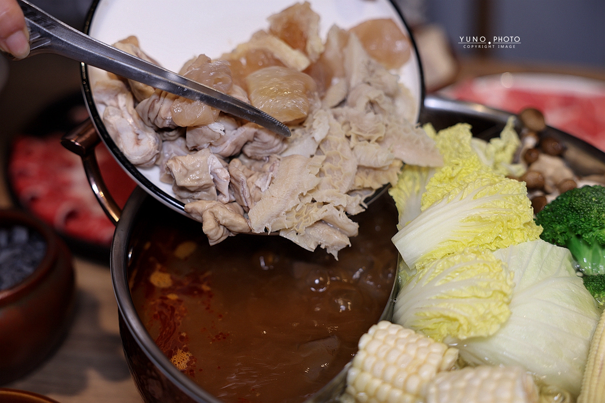 信義區私藏巷弄美食!法式大廚開的「員外佬麻辣火鍋」純天然蔬果慢熬湯底 顛覆麻辣鍋的想像 - 第26張圖 信義區私藏巷弄美食!法式大廚開的「員外佬麻辣火鍋」純天然蔬果慢熬湯底 顛覆麻辣鍋的想像